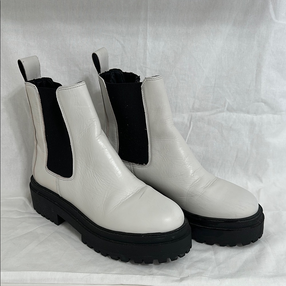 Saks Fifth Avenue White Chelsea Boots- size 39
